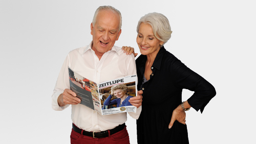 Un couple de seniors lit le magazine Zeitlupe.