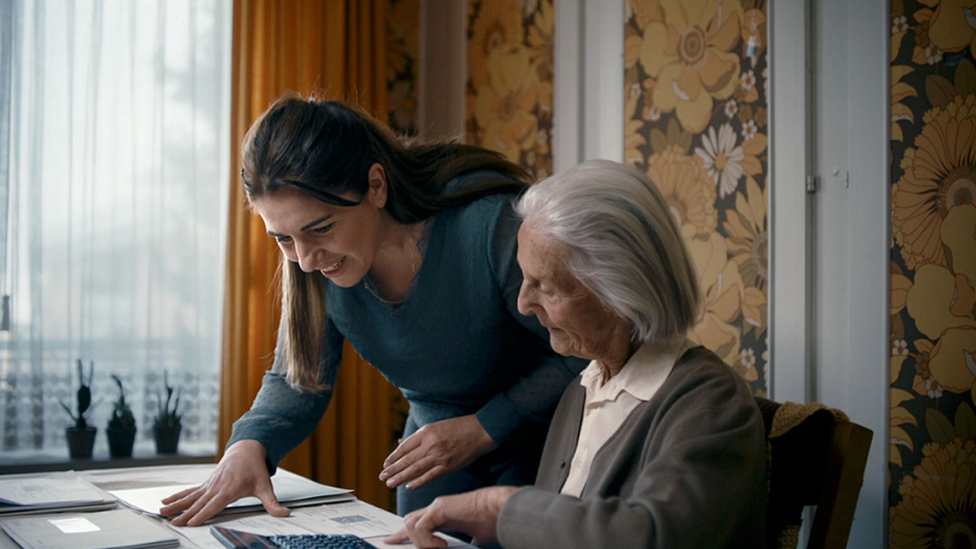 Eine Seniorin und ihre Helferin von Pro Senectute: Das Visual unserer Herbstsammlung 2023. 