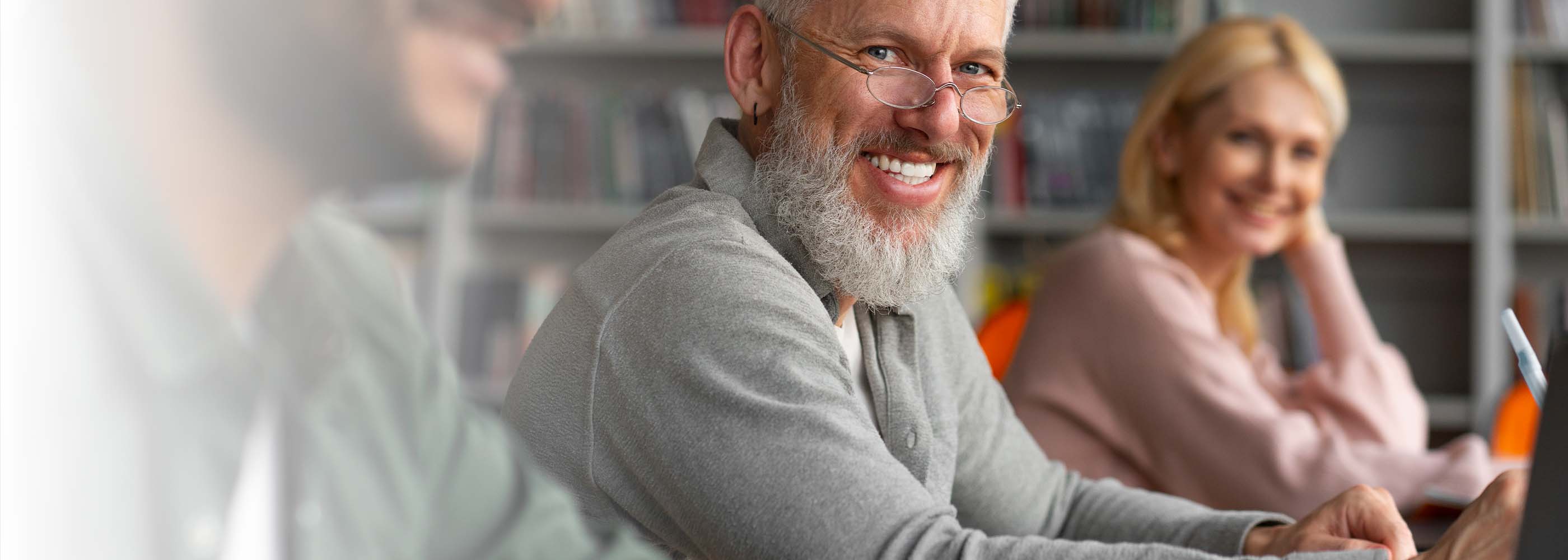 Lächelnder älterer Mann in einer Weiterbildung von Pro Senectute Schweiz